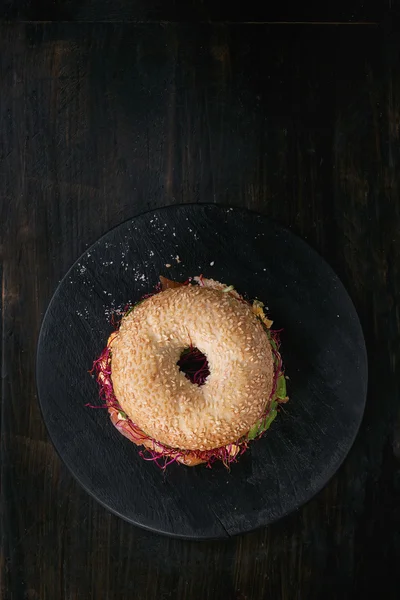 Somon ve yumurta ile simit