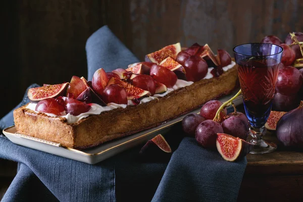 Пирог с виноградом и инжиром — стоковое фото