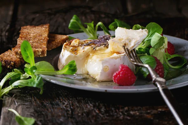 Bal ve ahududu ile pişmiş keçi peyniri