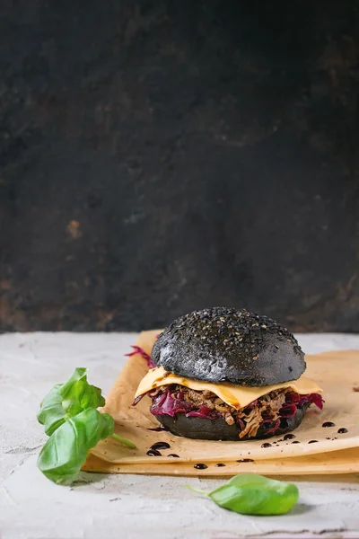 黑色汉堡配炖菜 — 图库照片