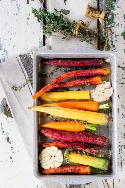 Bunte rohe Karotten — Stockfoto