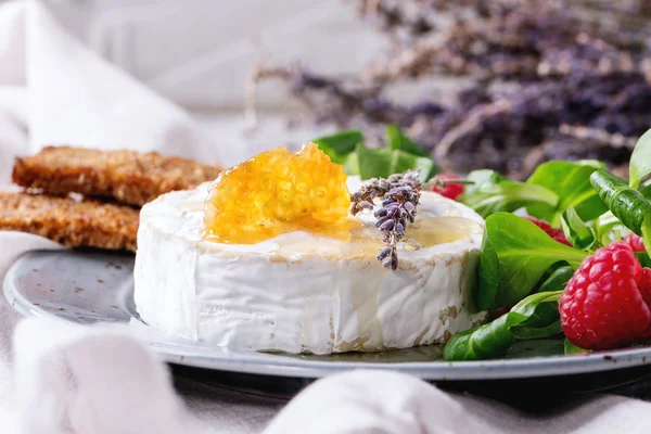 Goat cheese with honey and raspberries — Stock Photo, Image