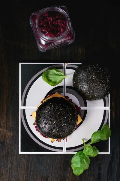 Yemekler ile siyah burger