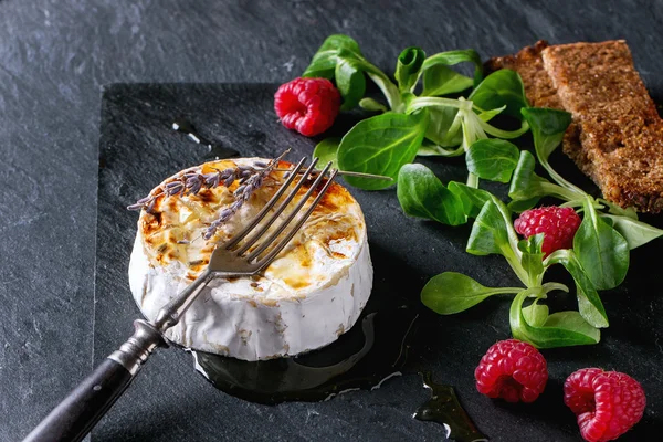 Bal ve ahududu ile pişmiş keçi peyniri