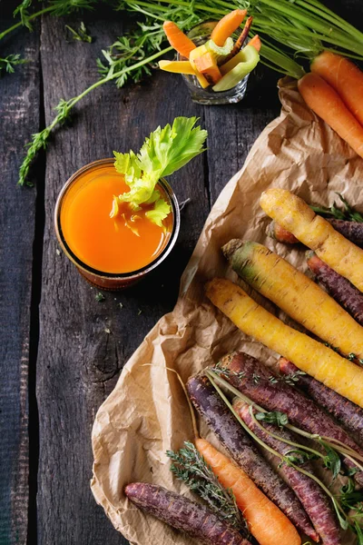 Kleurrijke wortelen en SAP — Stockfoto