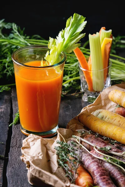 Cenouras coloridas e suco — Fotografia de Stock