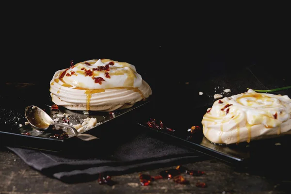 Karamella Pavlova desszert — Stock Fotó