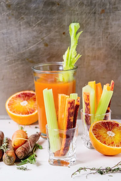 Bunte Karotten und Saft — Stockfoto