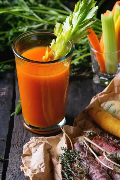 Cenouras coloridas e suco — Fotografia de Stock