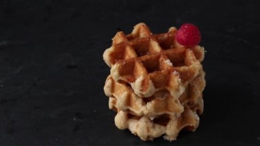 Paslı yüzey üzerinde Ahududu ve pudra şekeri ile Belçika waffle