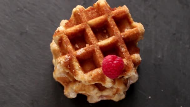 Belgické wafle s malinami a prášek cukru nad rezavý povrch. Ploché rozložení — Stock video