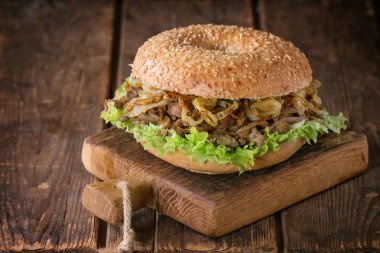 Simit güveç ve kızarmış soğan ile