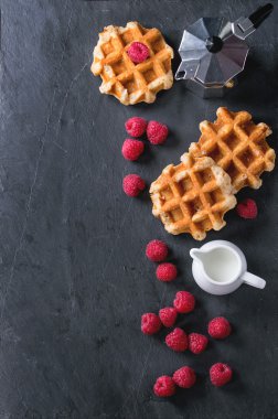 Ahududu ile Belçika waffle