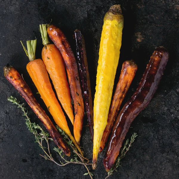 Gebakken kleurrijke wortelen — Stockfoto