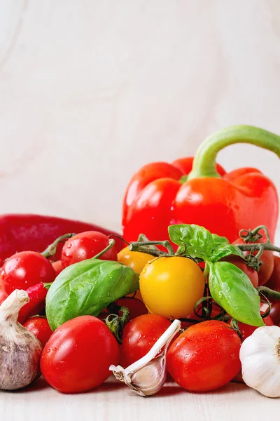 Assortment of tomatoes and vegetables — Stock Photo, Image