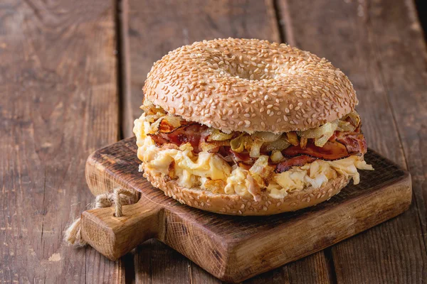 Bagel con tocino y huevos revueltos — Foto de Stock