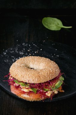 Somon ve yumurta ile simit