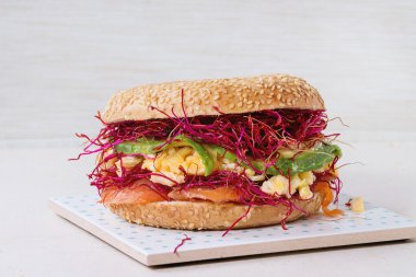 Somon ve yumurta ile simit