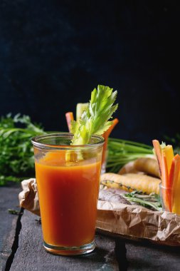 Renkli havuç ve suyu