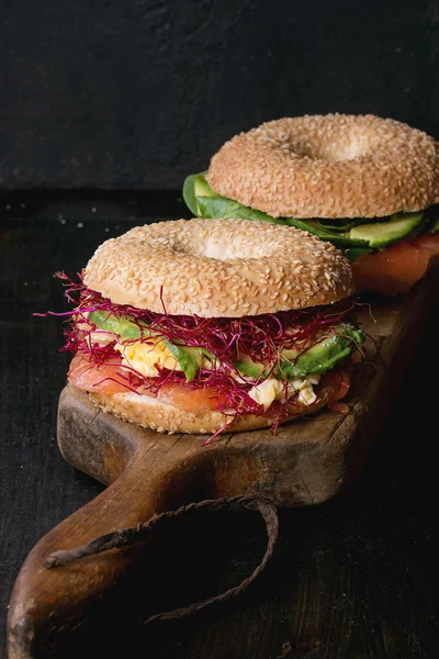 Bagels com salmão e ovo — Fotografia de Stock