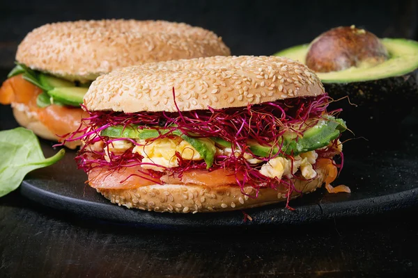 Bagels com salmão e ovo — Fotografia de Stock