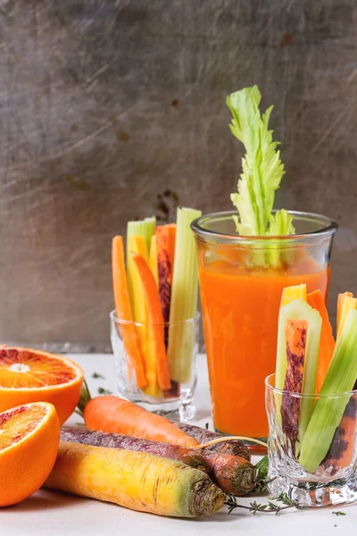 Zanahorias coloridas y jugo —  Fotos de Stock