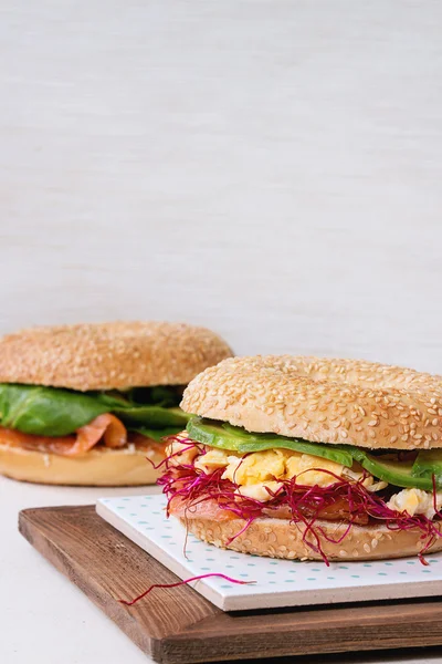 Bagel com salmão e ovo — Fotografia de Stock