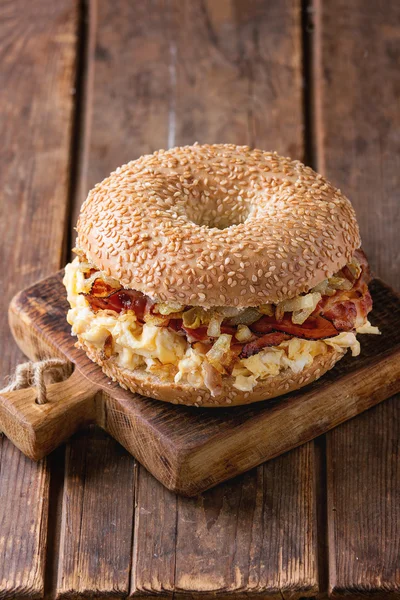 Bagel com bacon e ovos mexidos — Fotografia de Stock