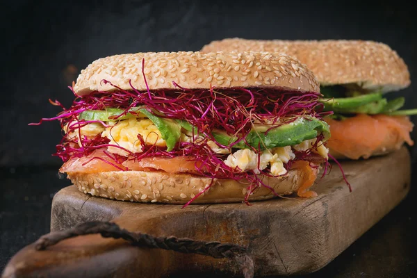 Bagels mit Lachs und Ei — Stockfoto