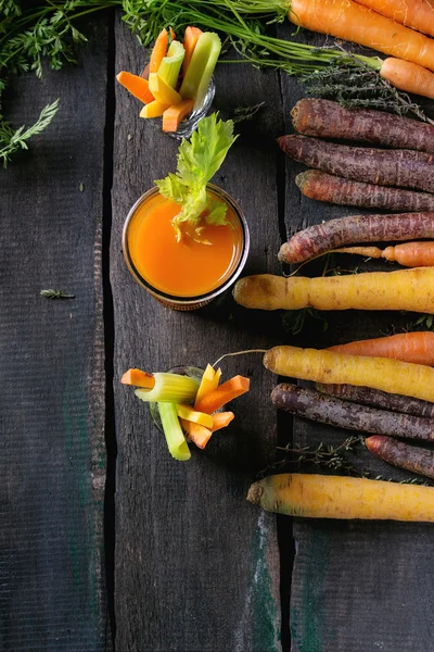 Zanahorias coloridas y jugo — Foto de Stock