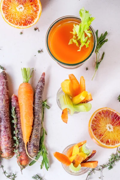 Cenouras coloridas e suco — Fotografia de Stock