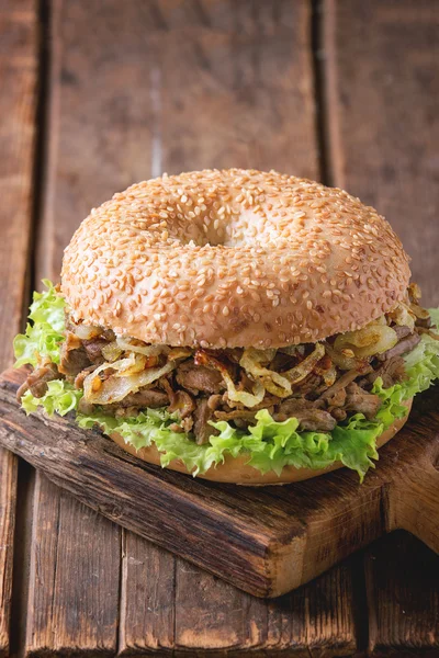 Bagel com ensopado e cebola frita — Fotografia de Stock