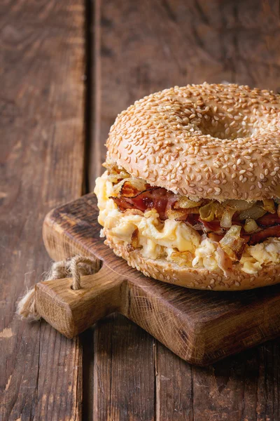 Bagel szalonnával és rántottát — Stock Fotó