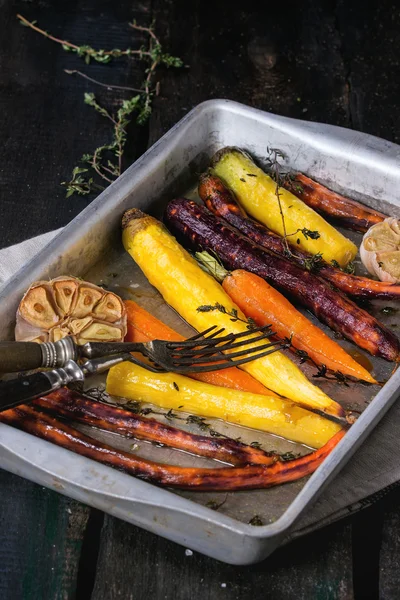 Cenouras coloridas assadas — Fotografia de Stock