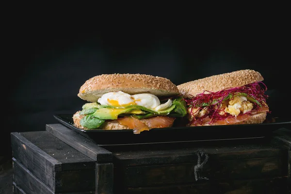 Bagels com salmão e ovo — Fotografia de Stock