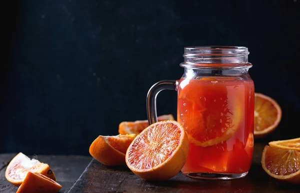 Laranjas de sangue com suco — Fotografia de Stock