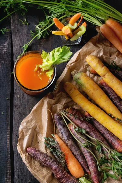 Zanahorias coloridas y jugo —  Fotos de Stock