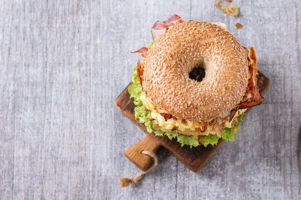 Bagel, pörkölt és a sült hagymával — Stock Fotó