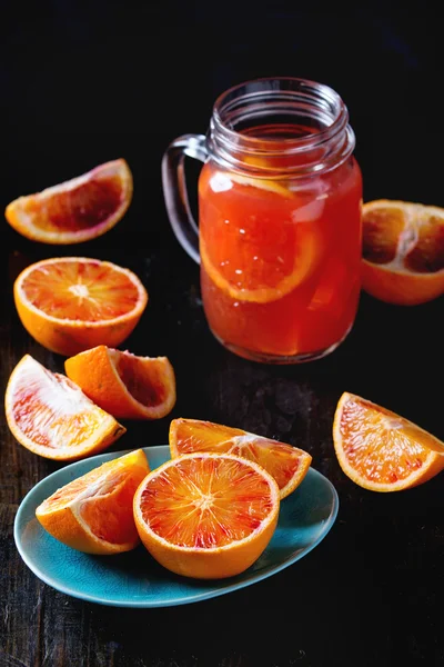 Laranjas de sangue com suco — Fotografia de Stock