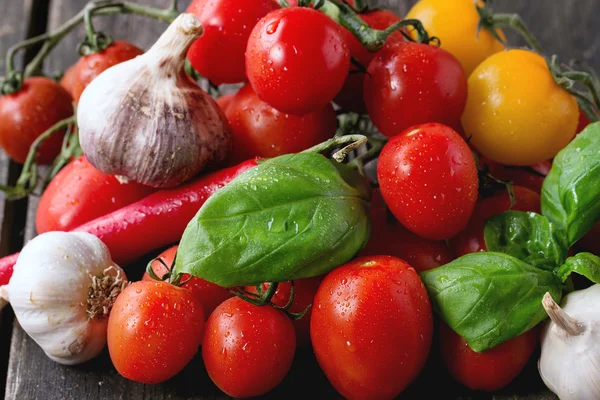 Sortimento de tomates e legumes — Fotografia de Stock