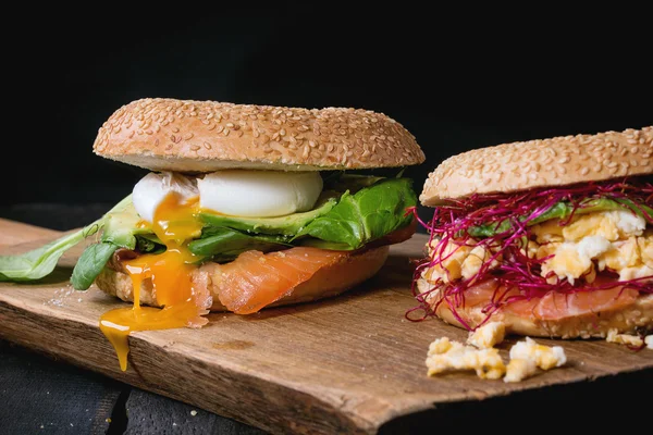 Bagels com salmão e ovo — Fotografia de Stock