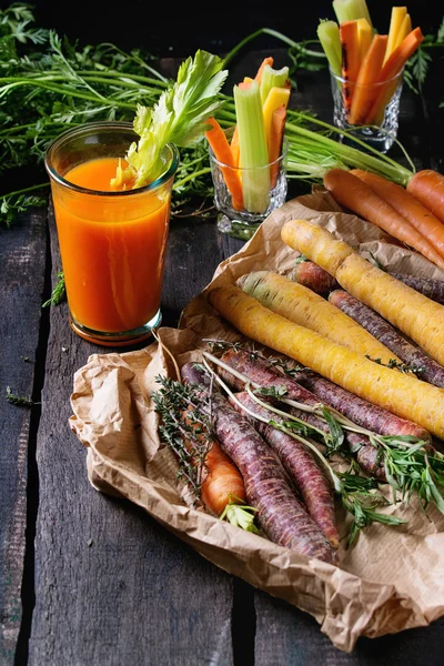 Cenouras coloridas e suco — Fotografia de Stock