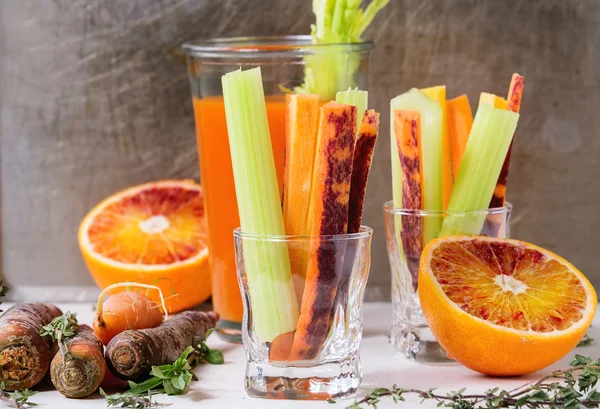 Cenouras coloridas e suco — Fotografia de Stock