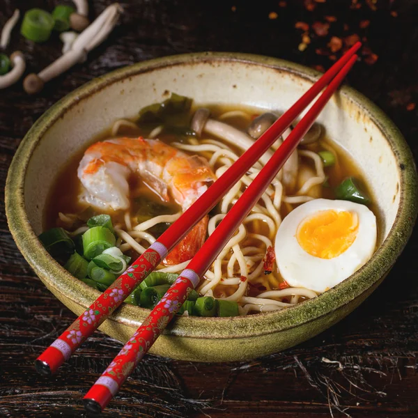 Ramen de soupe asiatique aux crevettes — Photo