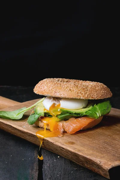 Bagel with salmon and egg — Stock Photo, Image