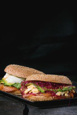 Somon ve yumurta ile simit