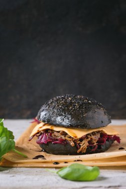 Yemekler ile siyah burger