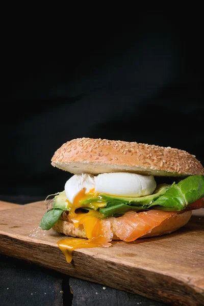 Bagel con salmón y huevo —  Fotos de Stock