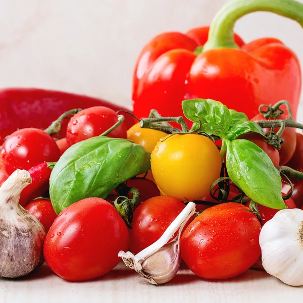 Assortment of tomatoes and vegetables — Stock Photo, Image