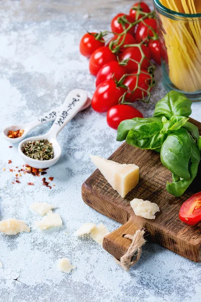 Ингредиенты для соуса спагетти — стоковое фото